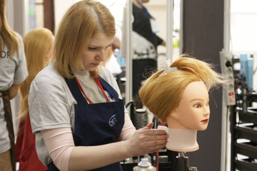 Глухая девушка из ЮЗАО стала второй в парикмахерском конкурсе в Казани
