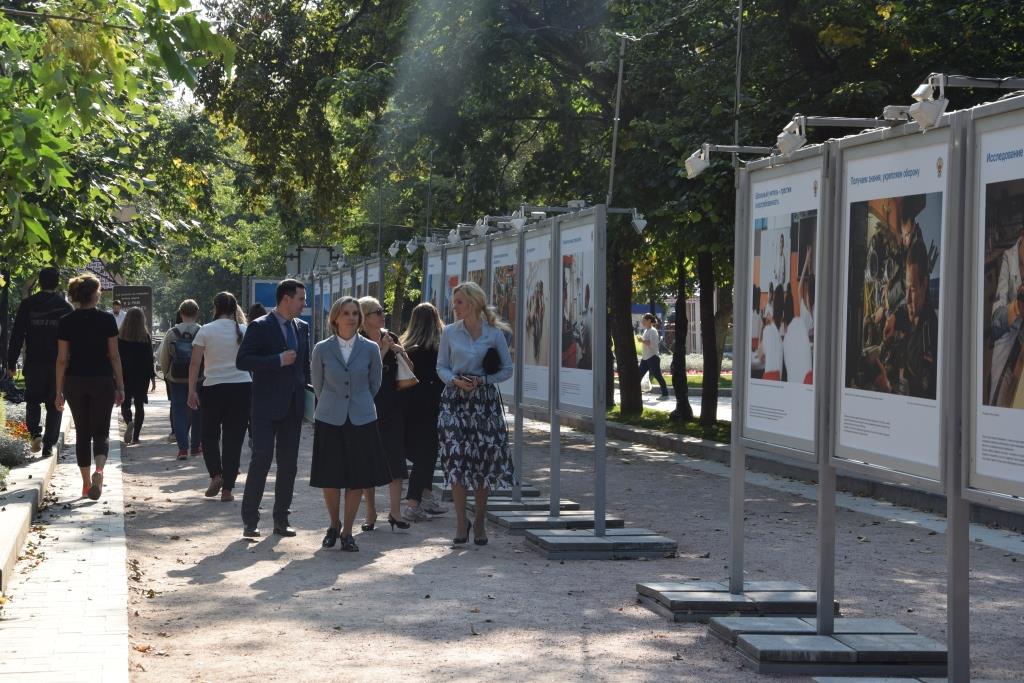 Фотовыставка «Профессиональное образование в России» открылась на Тверском бульваре столицы.