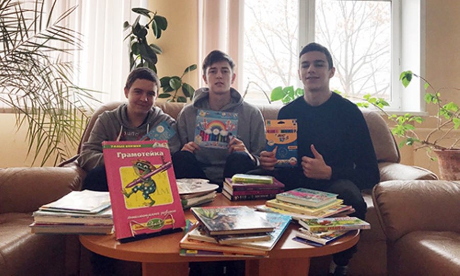 Студенты и преподаватели колледжа №8 в САО приняли участие в благотворительной акции «Библиопоезд в Донецк»