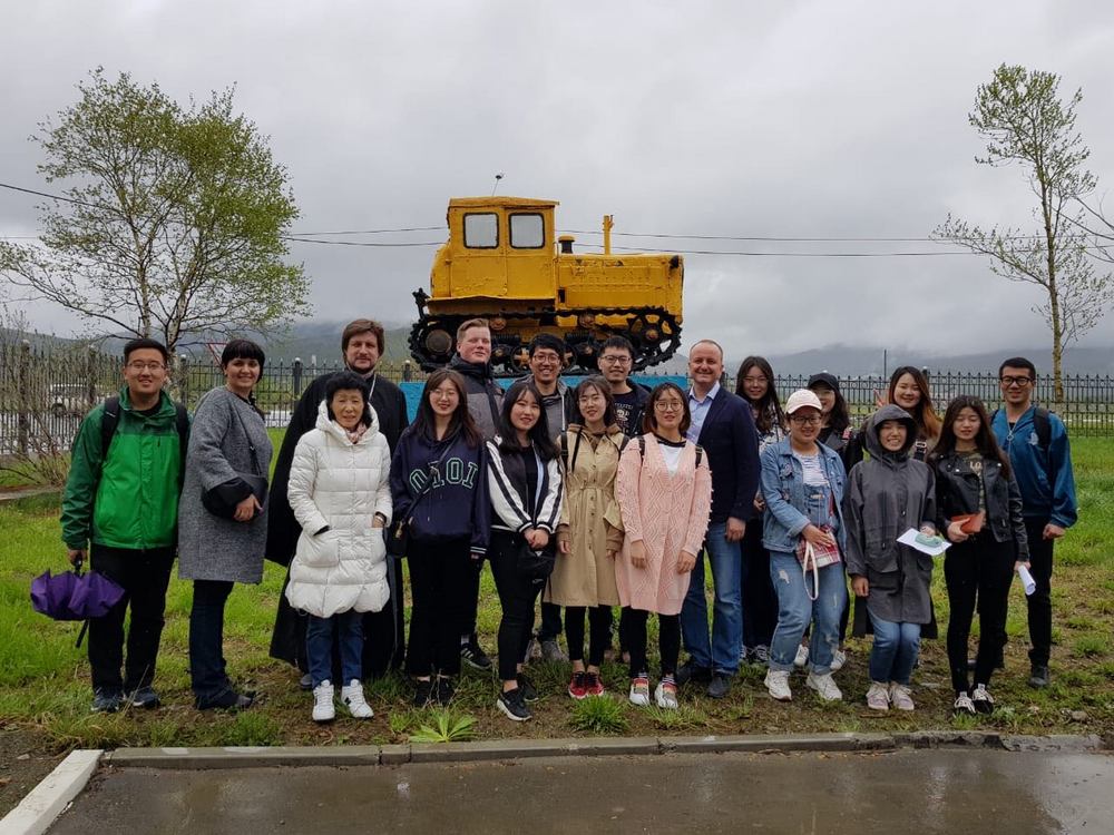 Китайские студенты, изучающие на Сахалине русский язык, выучили слово "картофелесажалка"