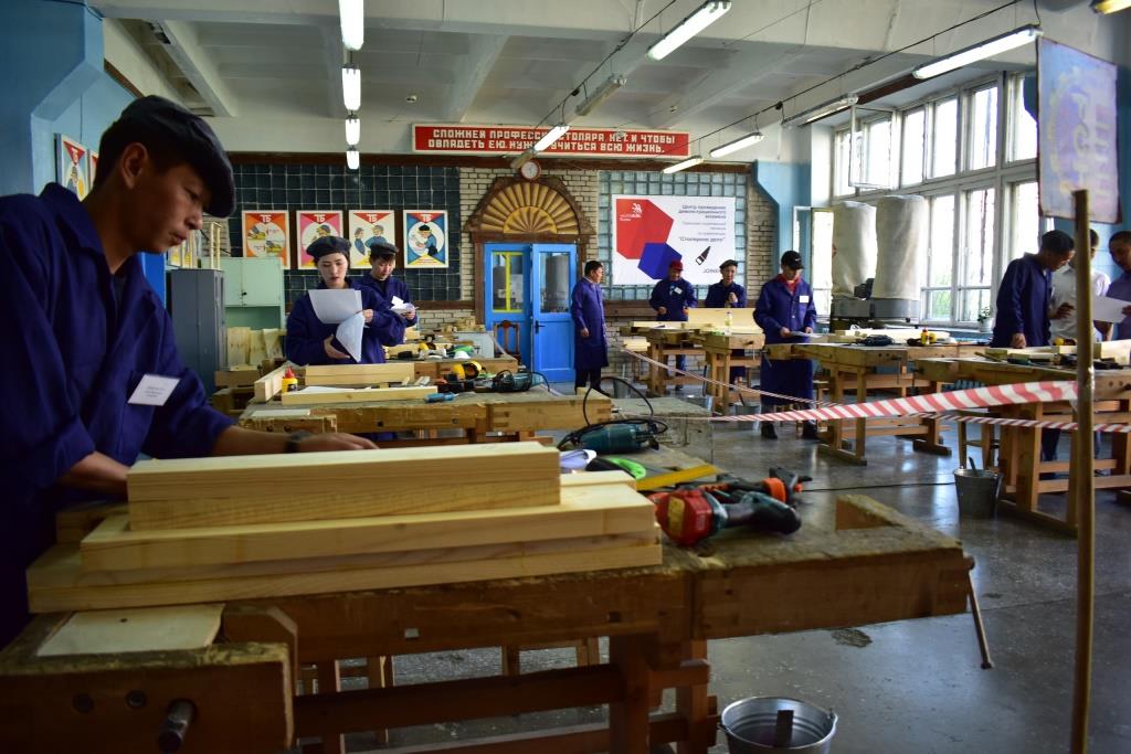 В Тувинском строительном техникуме стартовал первый демонстрационный экзамен по стандартам WorldSkills  компетенции «Столярное дело»
