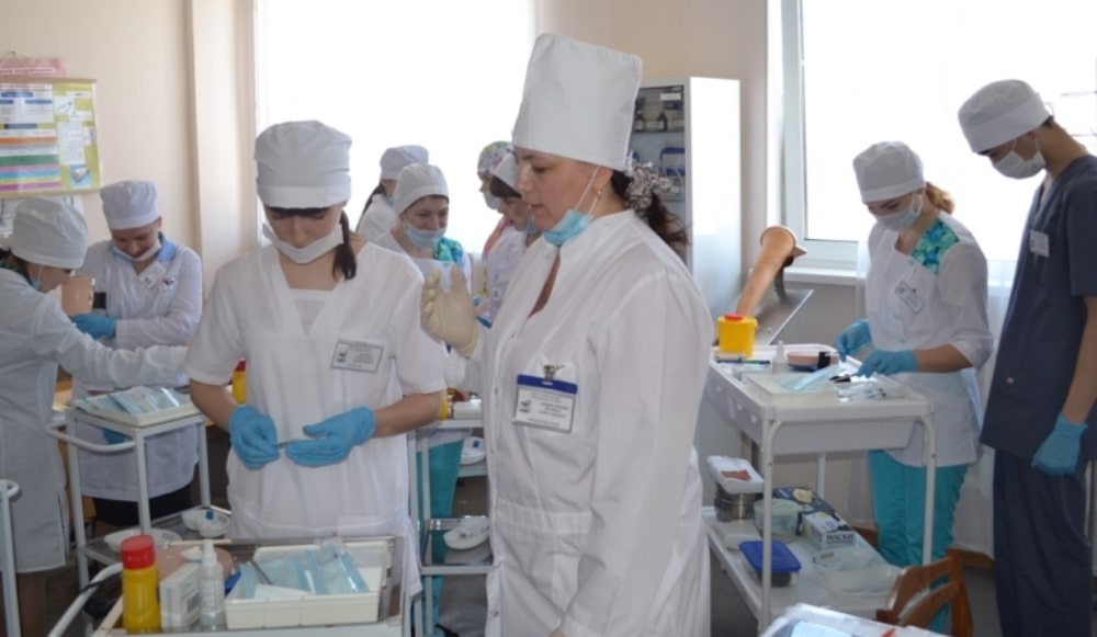 Студенты медколледжа ОмГМУ обследуют селян вместе с врачами