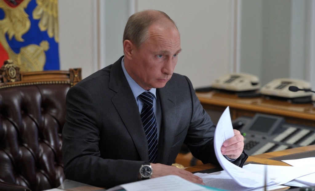 Президент России рассматривает вопрос о выплате премии педагогам ко Дню учителя