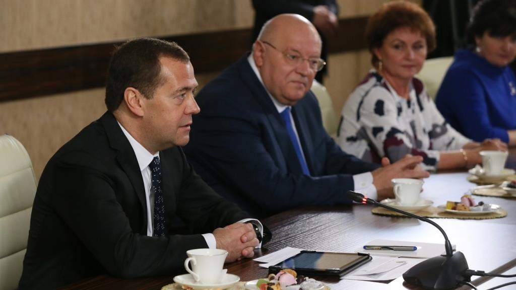 Д. Медведев - необходимо снять ограничения по срокам обновления электронных учебных пособий
