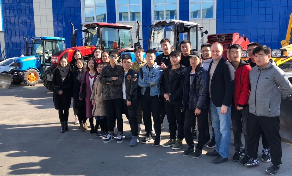 Студентам из Китая и Японии рассказали на Сахалине о том, что интересного в профессиях тракториста и электромонтера