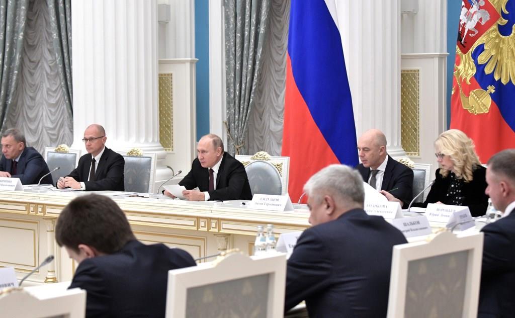 Владимир Путин призвал уделить самое пристальное внимание молодежи при подготовке к празднованию 75-й годовщины Победы в ВОв