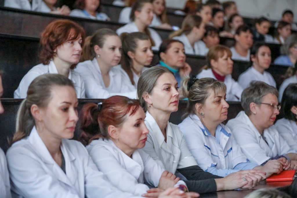 Ярмарки вакансий способствуют трудоустройству выпускников медколледжей в Приморье