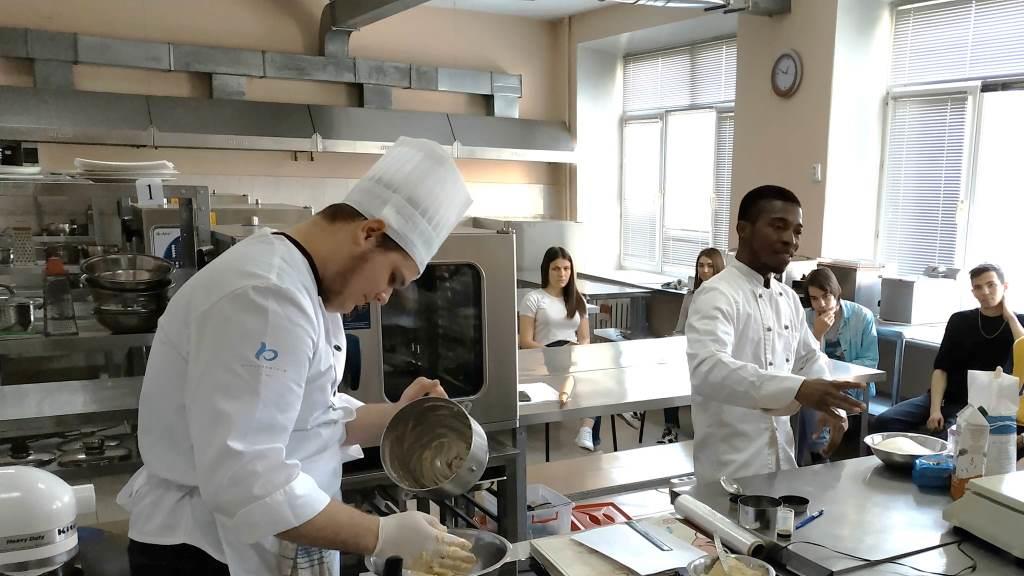 Шеф-кондитер из Парижа научил амурских студентов готовить французские лакомства