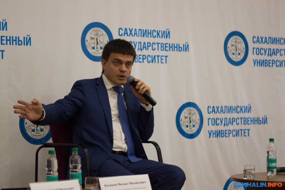 Министр науки и высшего образования Михаил Котюков ответил на вопросы сахалинских ученых и преподавателей