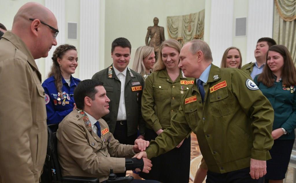 Владимир Путин встретился с представителями движения студенческих отрядов