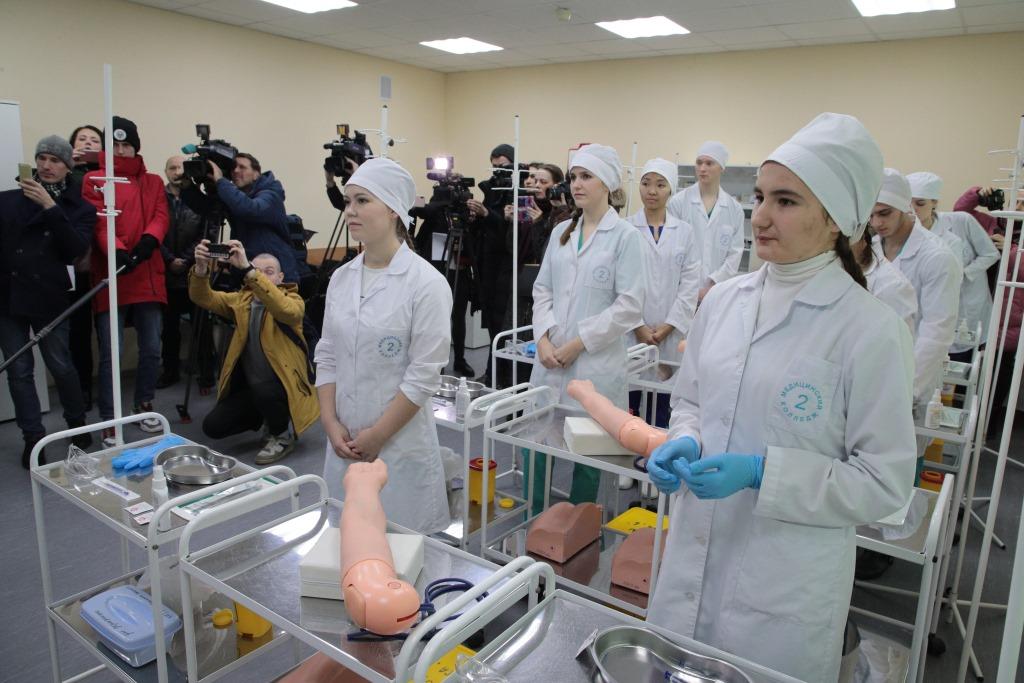 Петербург решит проблему нехватки медсестер с помощью выпускников медицинских колледжей