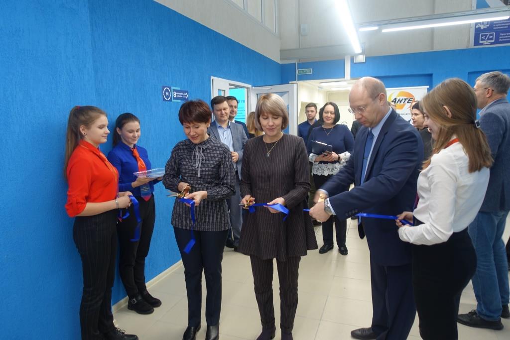 Омский автотранспортный колледж получил пять современных учебных мастерских