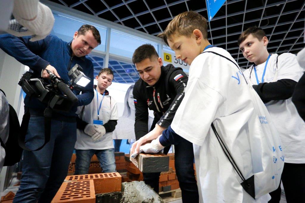 Участники Фестиваля профессий в Калининграде запустили систему раскрытия солнечных панелей спутника более десяти тысяч раз