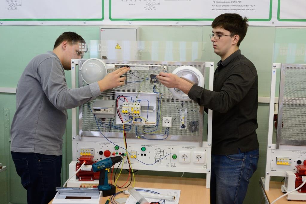 Братский целлюлозно-бумажный колледж получил современное лабораторное оборудование от Группы «Илим»
