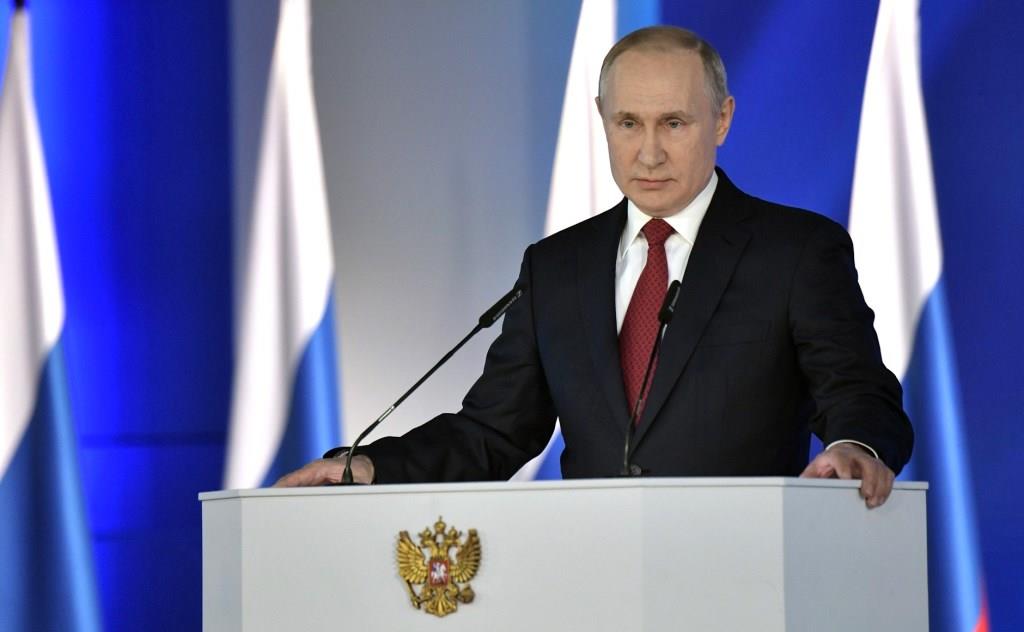 Духанина: В послании Федеральному собранию Путин представил колоссальные меры по поддержке семей