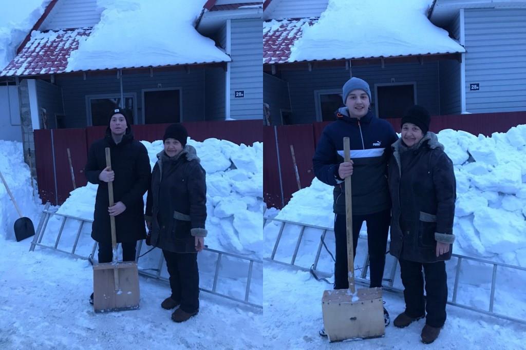 Студенты Алтайского колледжа пришли на помощь, освобождая из снежного плена жилище пенсионерки