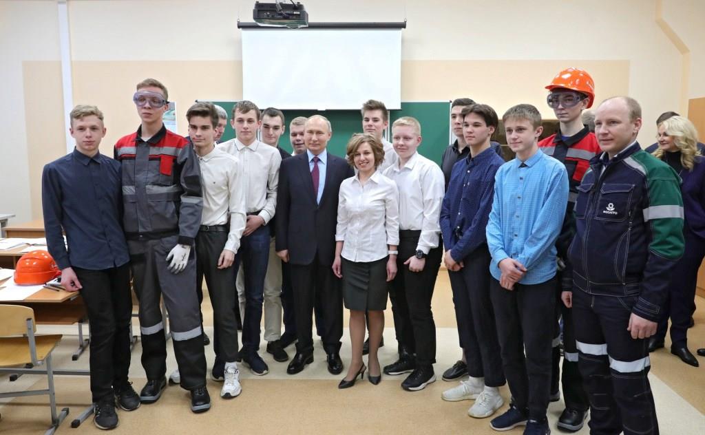 Владимир Путин посетил Череповецкий химико-технологический колледж