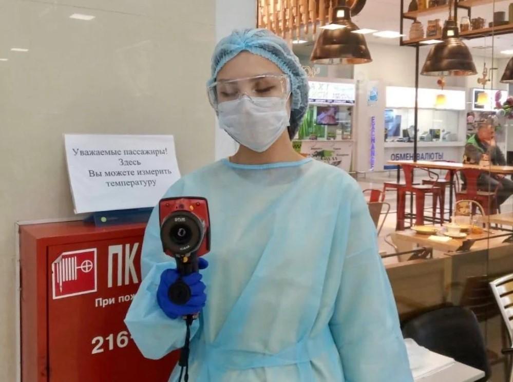 Студенты медицинских колледжей измеряют температуру пассажирам в новосибирском аэропорту Толмачево