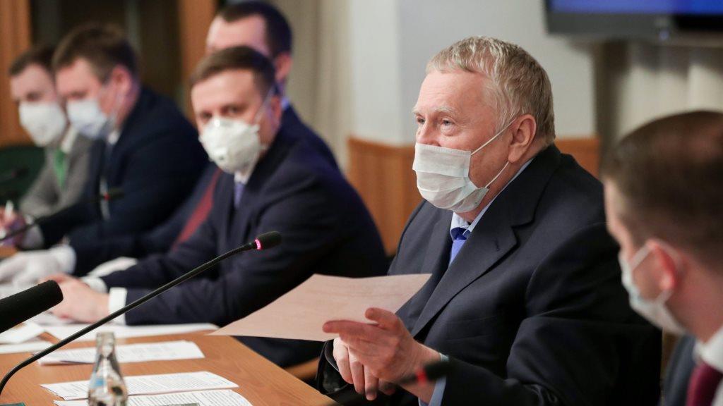 Жириновский предложил досрочно  выдать дипломы выпускникам медицинских колледжей и вузов