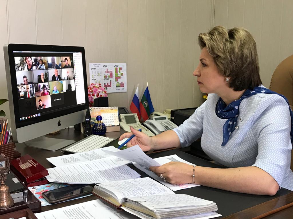 Министр образования КЧР Инна Кравченко провела видеосовещание с директорами СПО
