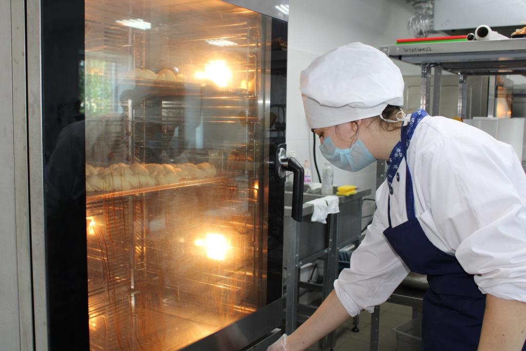 В Новосибирском колледже пищевой промышленности и переработки стартовал демонстрационный экзамен по хлебопечению