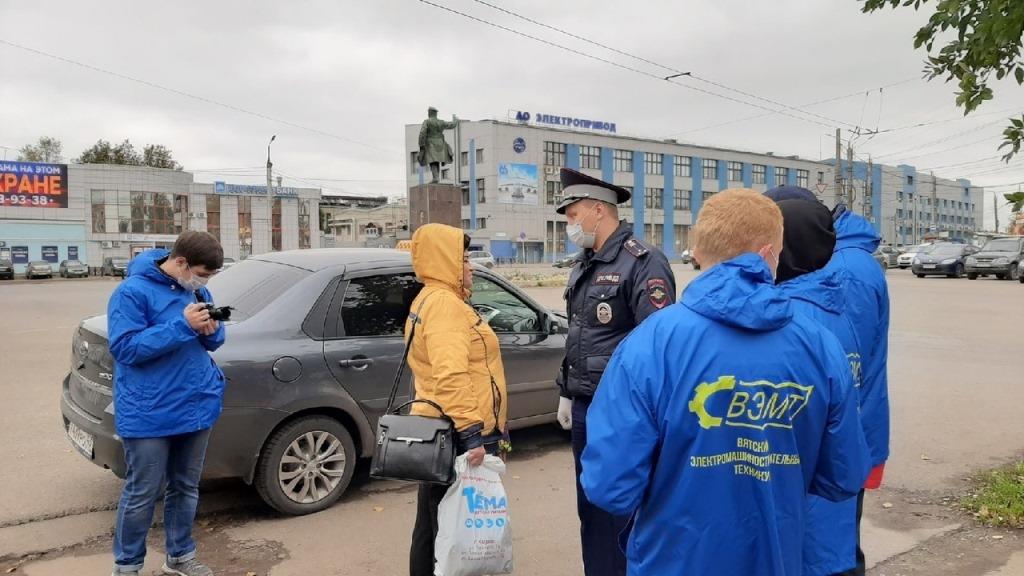 В Кирове «Студенческие патрули» напомнили кировчанам о правилах дорожного движения для пешеходов