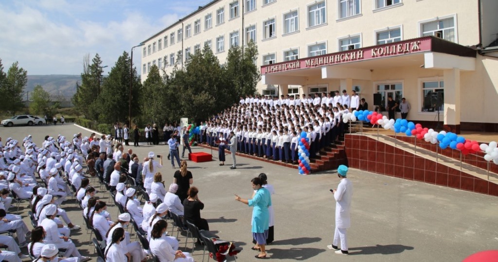 Первокурсников медколледжа Дербента приняли в ряды студентов-медиков