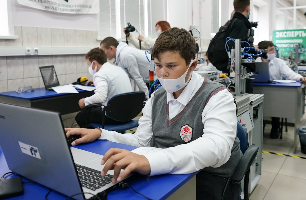 На фестивале профессий «Билет в будущее» новосибирские школьники попробовали себя в 62 компетенциях