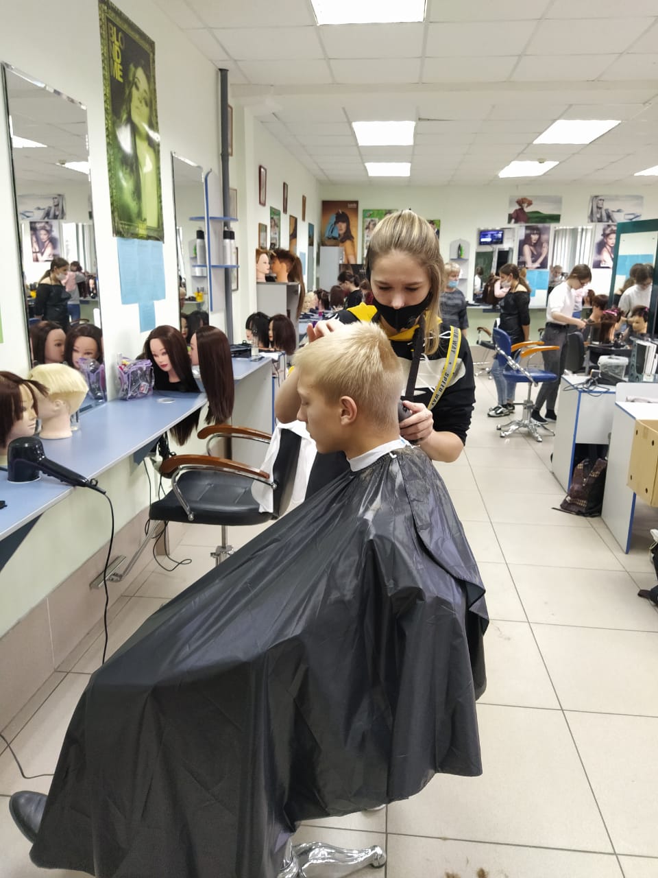 Студенты Амурского колледжа сервиса и торговли оказывают парикмахерские услуги на площадке Worldskills