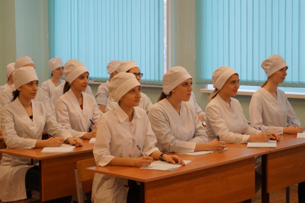 Около 800 студентов медколледжей Самарской области пришли на помощь медработникам региона