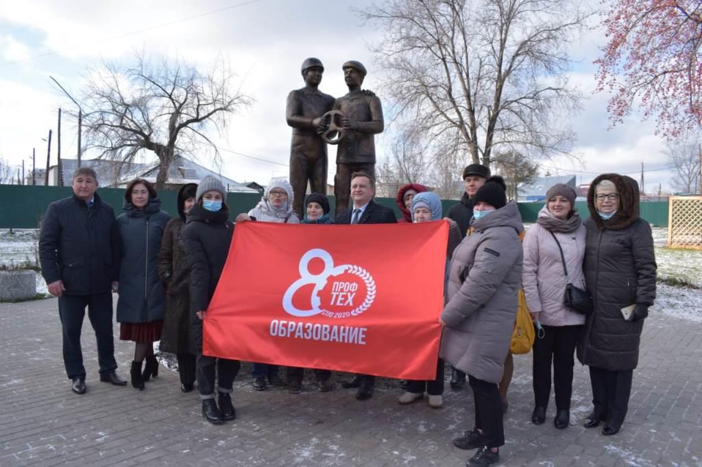 В Алтайском крае открыли памятник мастеру производственного обучения