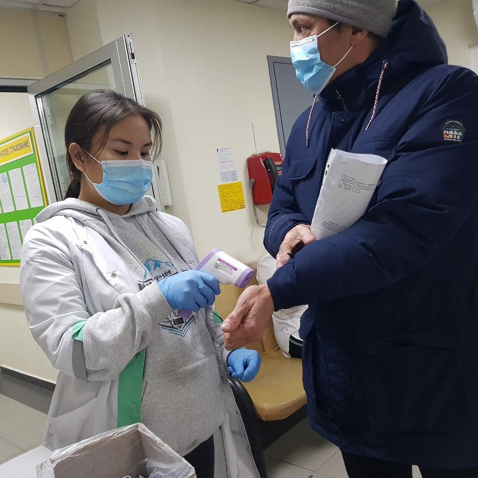 Чукотские студенты колледжа  помогают медикам окружной больницы
