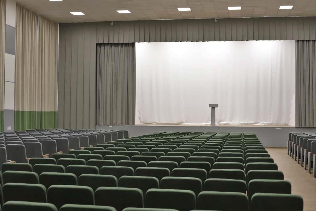 Обновленный актовый зал Петрозаводского Лесотехнического техникума готов принять 500 зрителей