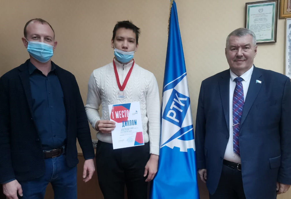 Директор Мирнинского колледжа вручил награды студентам-победителям WSR.
