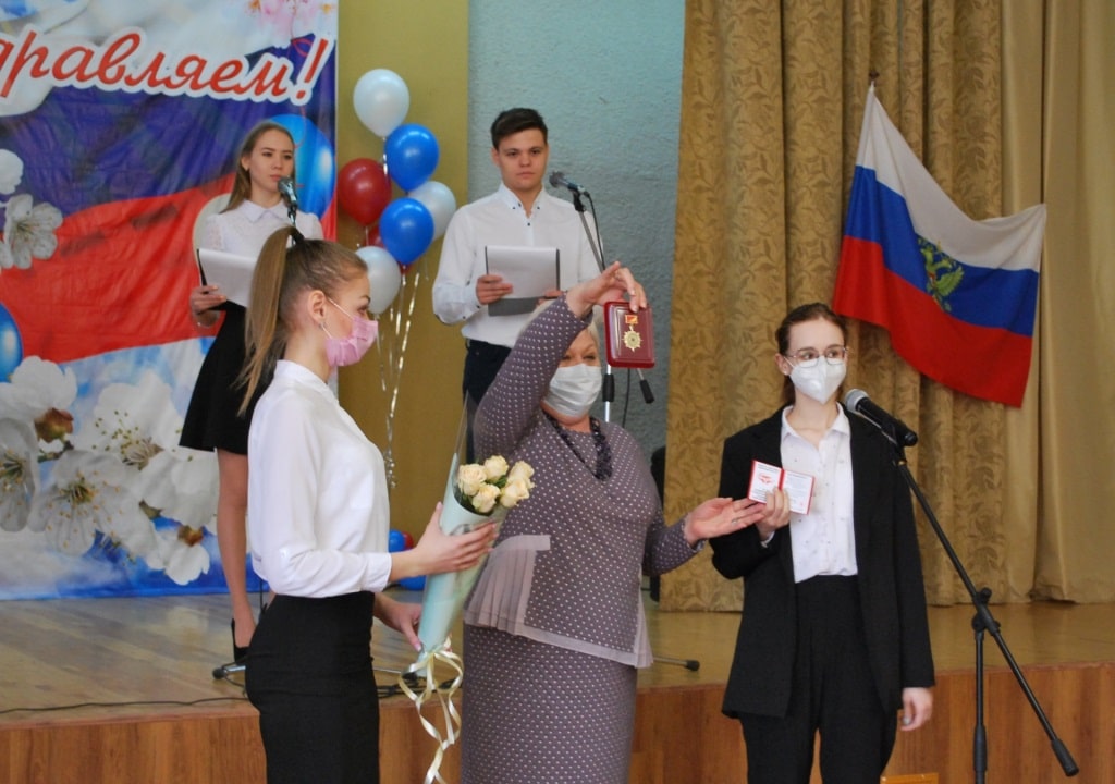Студентов волгоградского медколледжа наградили медалями за борьбу с коронавирусом