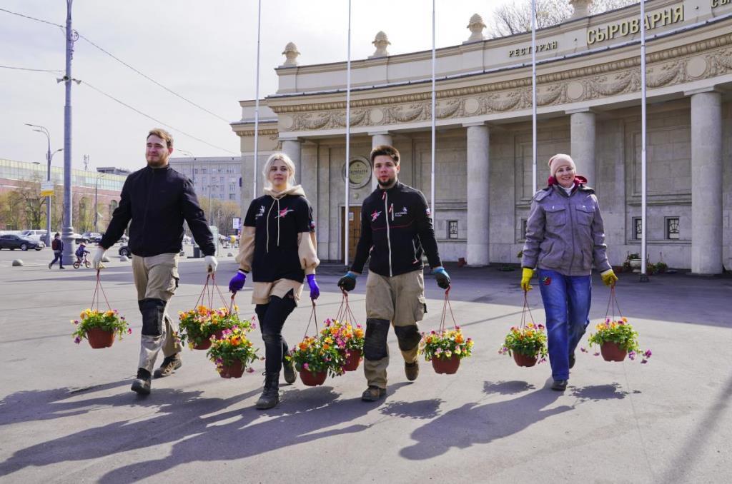Участники национальной сборной WorldSkills Russia высадили цветы у входа в Парк Горького