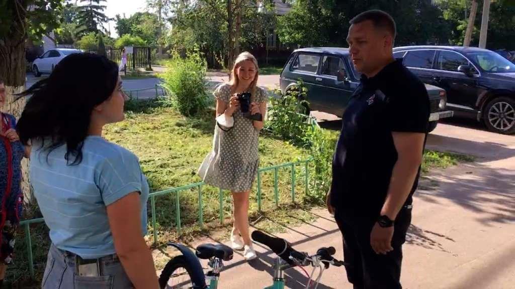 Спасибо за неравнодушие: Игорь Кастюкевич подарил велосипед студентке из Борисоглебска, которая помогла спасти пострадавшего в ДТП
