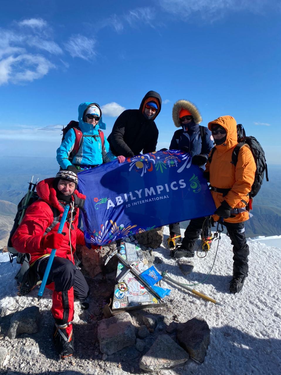 Флаг X Международного чемпионата «Абилимпикс» развернут на вершине горы Эльбрус
