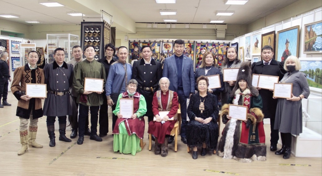 В Якутии вручили сертификаты победителям конкурса по поддержке народных промыслов и ремесел