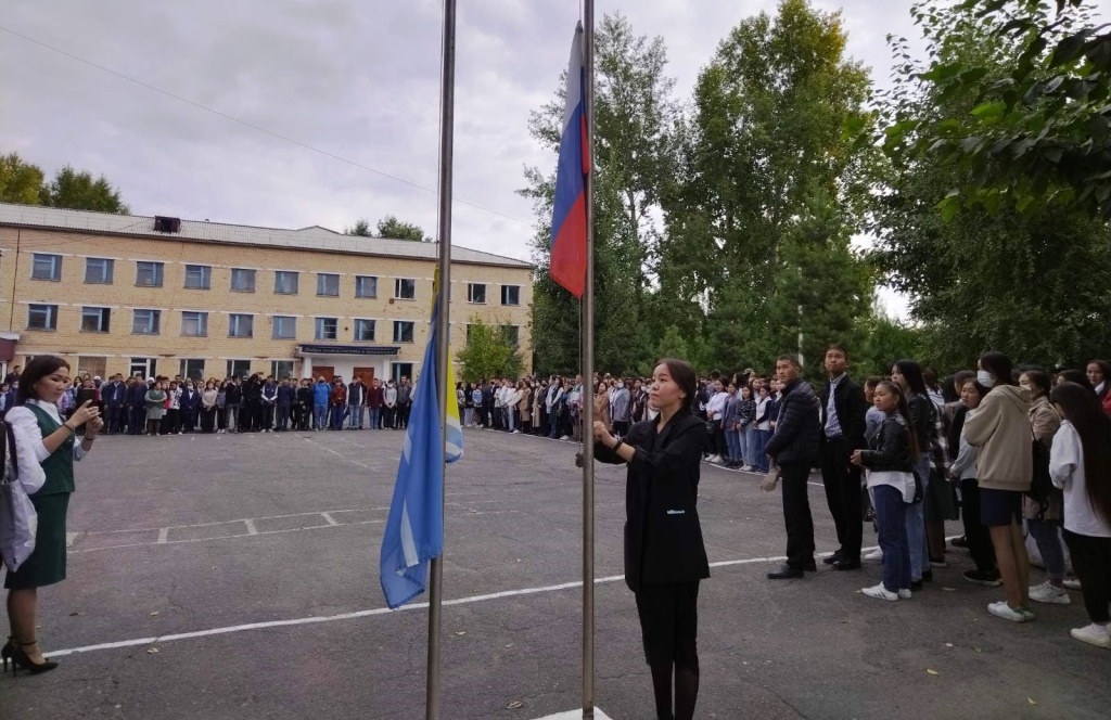 Лучшие студенты техникумов Тувы подняли государственный флаг страны!