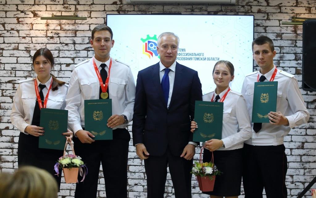 Томский губернатор вручил награды молодым профессионалам