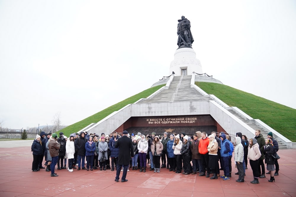 Сергей Цивилев провел для кузбасских студентов экскурсию по Мемориалу Воину-Освободителю