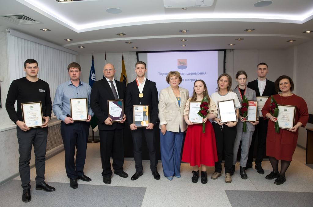 В Администрации города Сургута наградили победителей и призеров Национальных чемпионатов по профессиональному мастерству