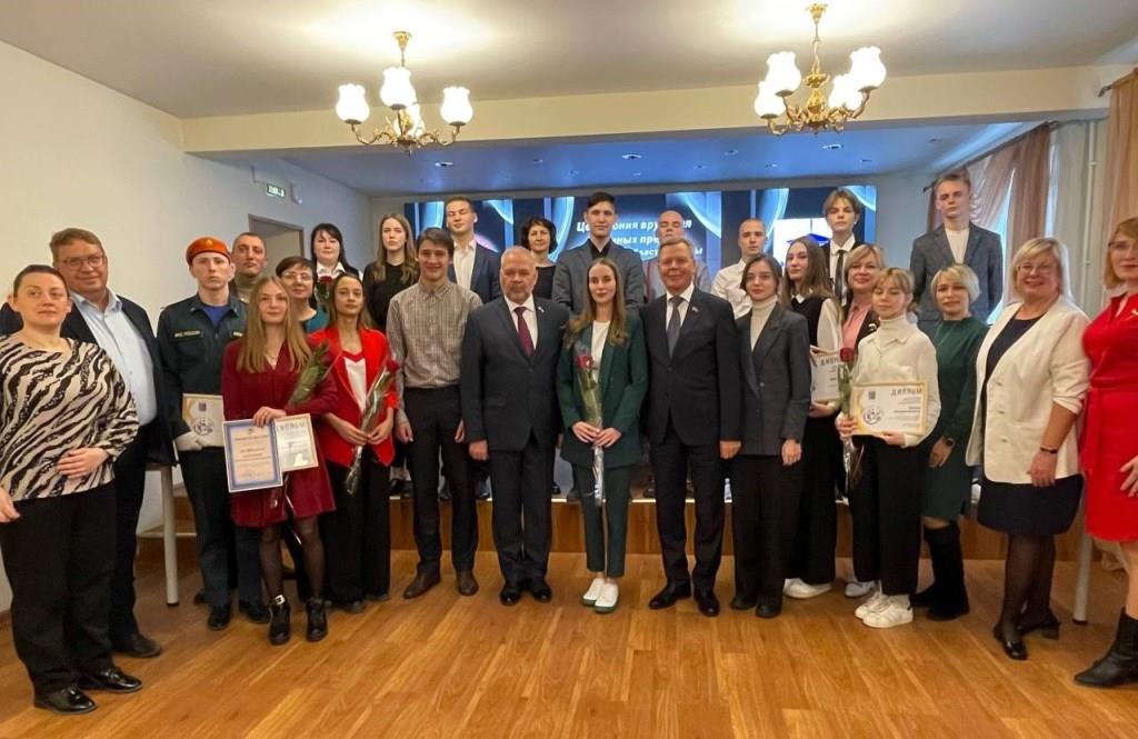 20 лучших студентов СПО Колымы получили именные премии Магаданской областной Думы