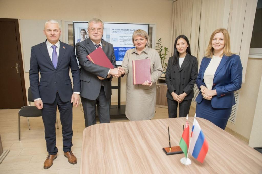 Представители Корочанского сельхозтехникума подписали соглашение о сотрудничестве с Молодечненским государственным политехническим колледжем