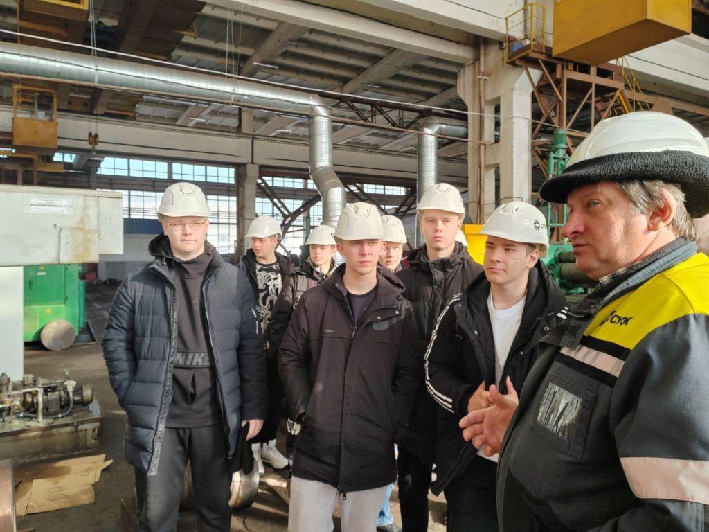 Профессионалитет: для школьников провели экскурсию по Назаровскому горно-монтажному наладочному управлению