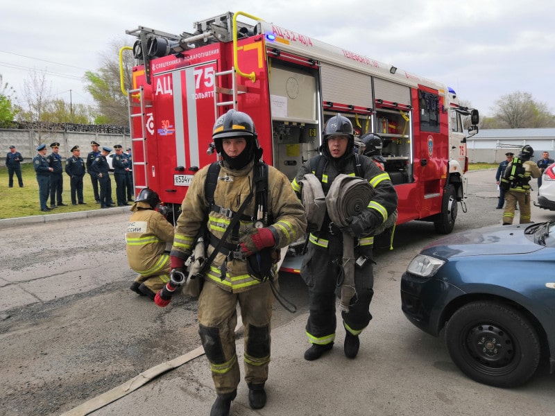 Разведка пожаров с беспилотника и взлом дверей бензорезом: как в СПО учат будущих пожарных