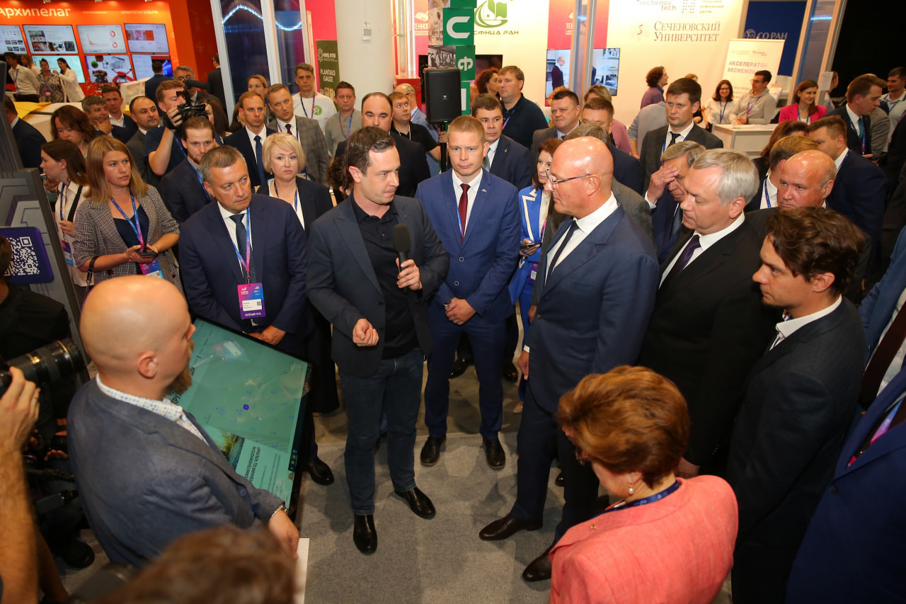 Дмитрий Чернышенко ознакомился с флагманскими проектами Кружкового движения НТИ на «Технопроме»