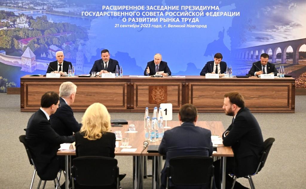 На заседании Президиума Госсовета Сергей Кравцов предложил закрепить проведение демонстрационного экзамена на законодательном уровне