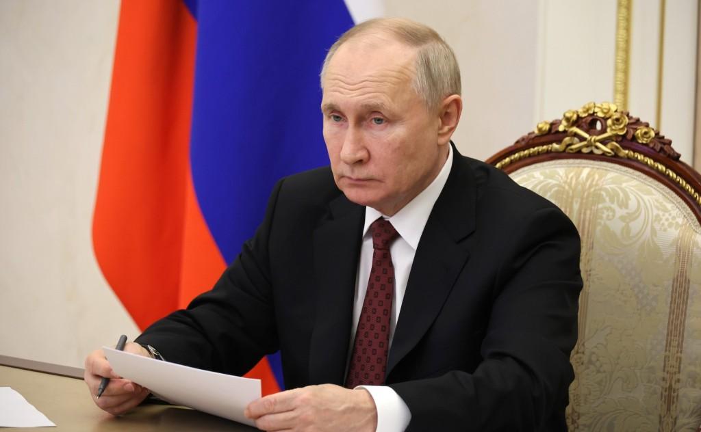 Путин призвал оградить учителей от давления в информационном пространстве